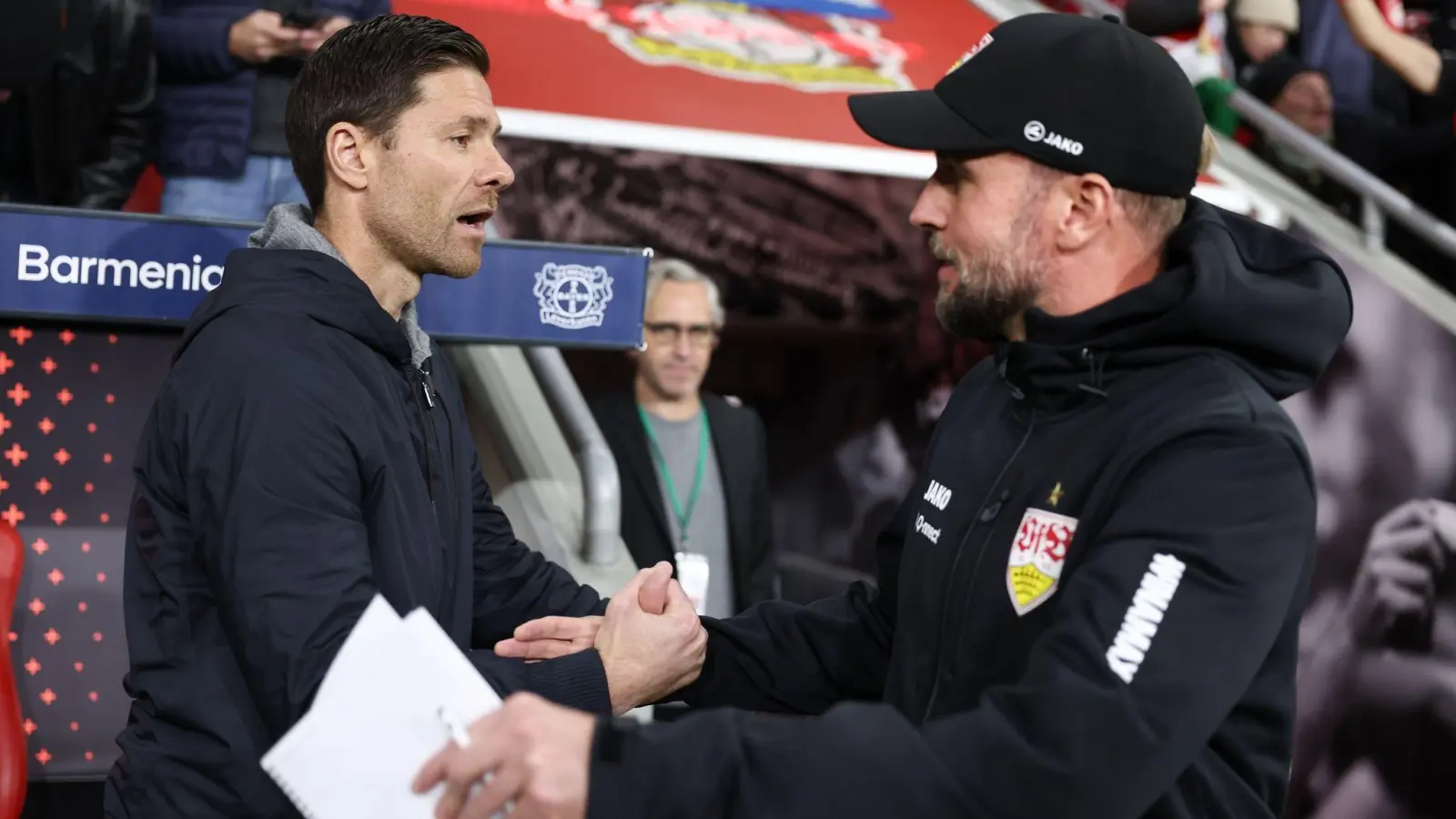 Xabi Alonso und Sebastian Hoeneß waren sich in ihrer Spielanalyse weitgehend einig. (Foto: Rolf Vennenbernd/dpa)