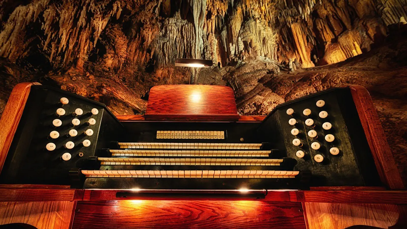 Die Orgel in den Luray Caverns gilt als das größte unterirdische Musikinstrument der Welt. Gespielt wird sie allerdings nur zu besonderen Anlässen. (Foto: Charles King/Luray Caverns/dpa-tmn)