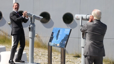 Gute Laune und Sonnenschein: Schwedens König Carl Gustaf (rechts) scherzt mit Dänemarks König Frederik. (Foto: Steffen Trumpf/dpa)
