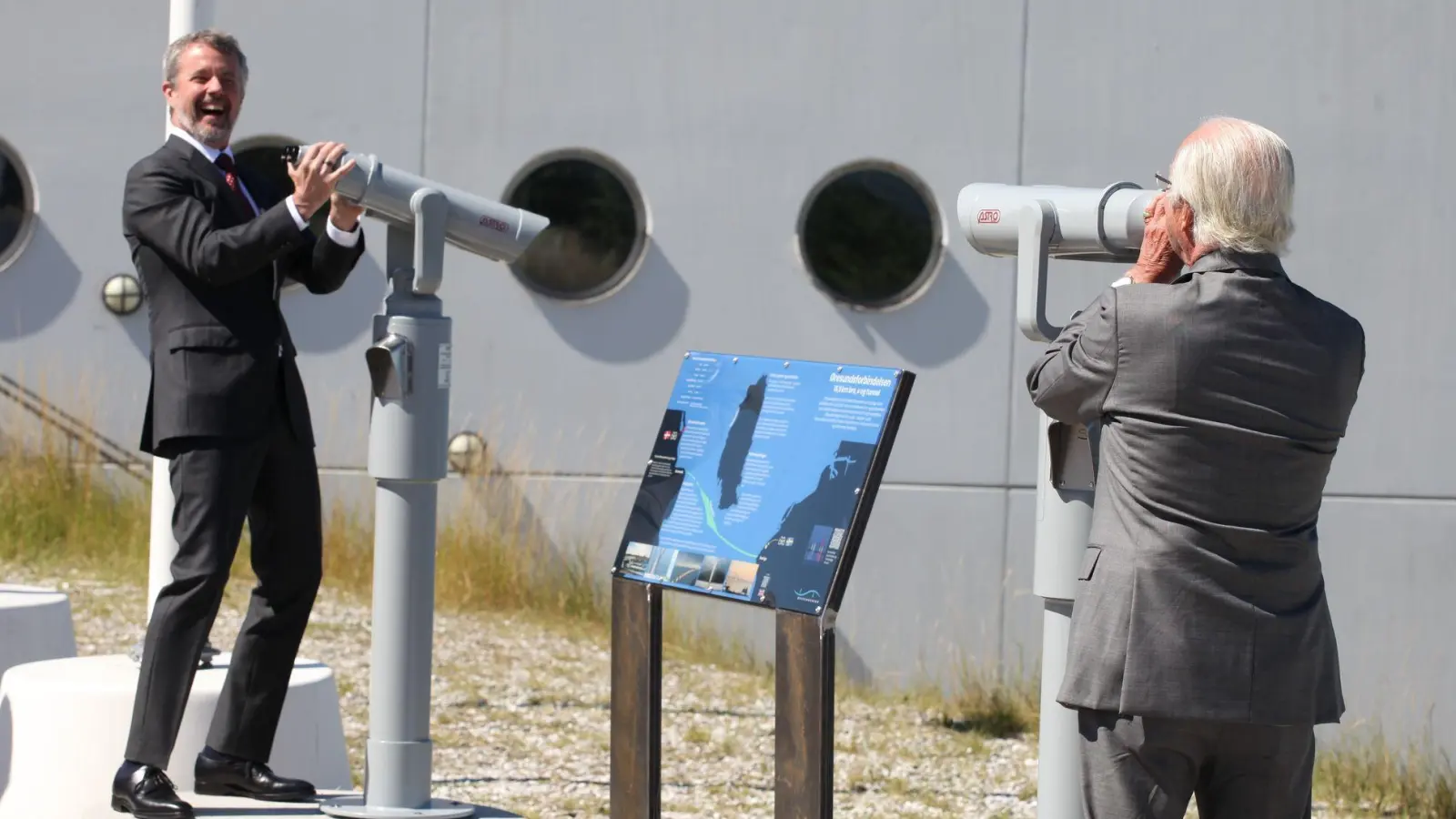Gute Laune und Sonnenschein: Schwedens König Carl Gustaf (rechts) scherzt mit Dänemarks König Frederik. (Foto: Steffen Trumpf/dpa)