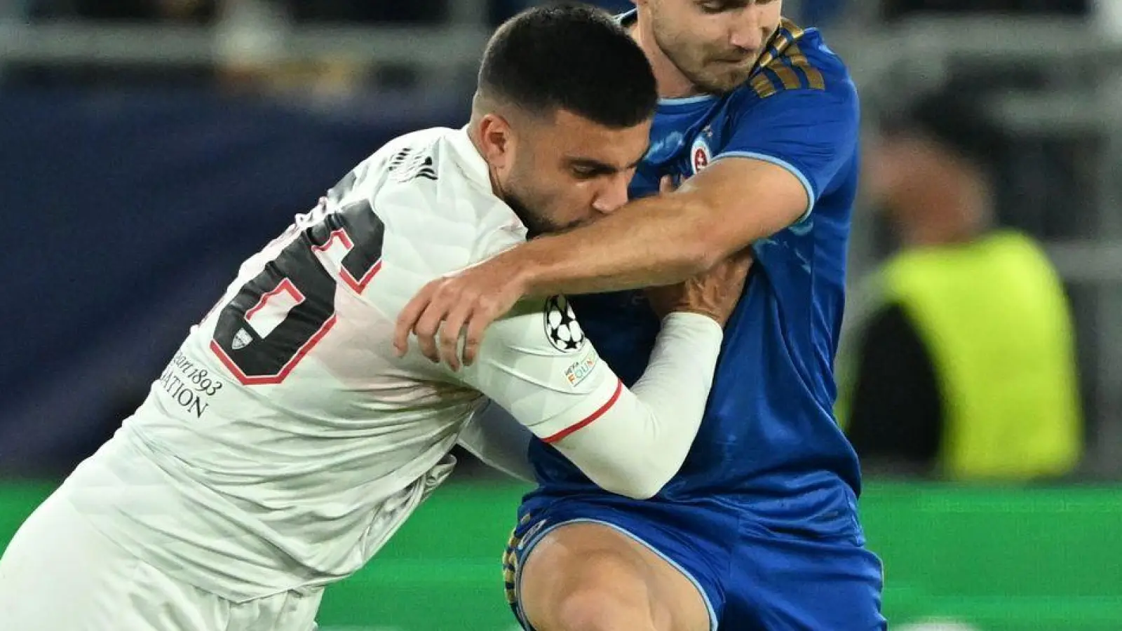 Hat die Zweifel beiseitegeschoben: VfB-Kapitän Deniz Undav (l). (Foto: Martin Baumann/TASR Slovakia/AP/dpa)
