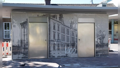 Diese Toilettenanlage am Bahnhofsvorplatz in Ansbach ist dem Bund der Steuerzahler ein Dorn im Auge - zumindest, was die Kosten betrifft. (Foto: Florian Schwab)