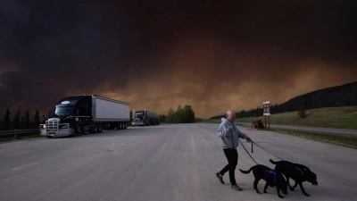 Der Himmel schwarz: So viele Waldbrände hat Kanada selten gleichzeitig erlebt. Gefährliche Waldbrände verdunkeln mittlerweile auch in Kanadas westlichster Provinz British Columbia den Horizont.  (Foto: Nasuna Stuart-Ulin/The Canadian Press via AP/dpa)