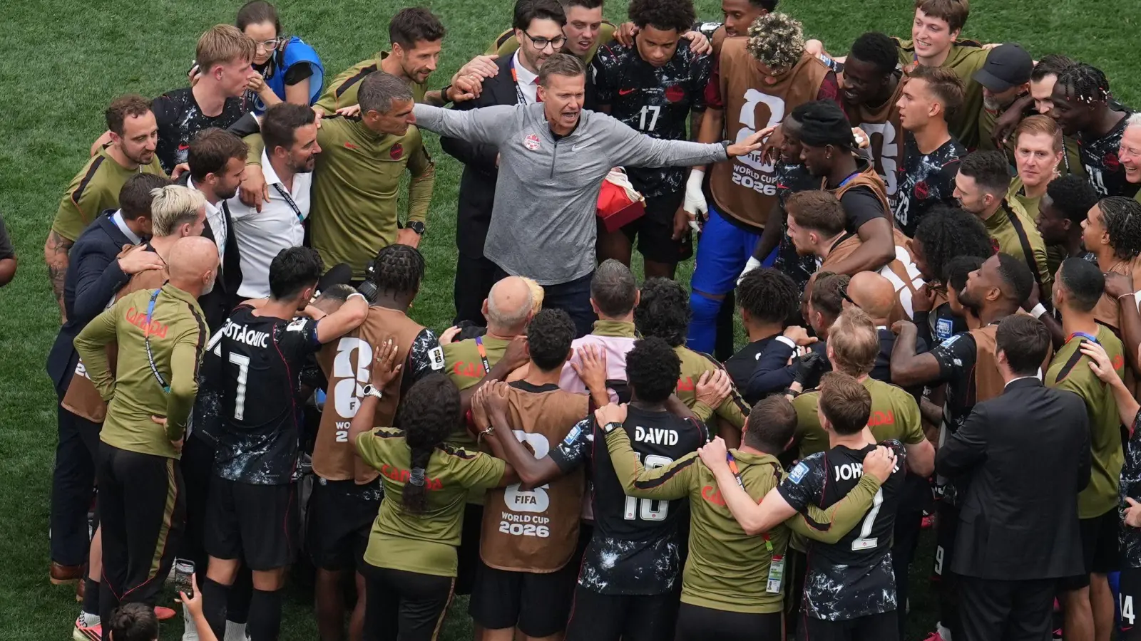 Alle zusammen: Kanada steht erstmals in seiner Geschichte im WM-Achtelfinale. (Foto: Marcio Sanchez/AP/dpa)