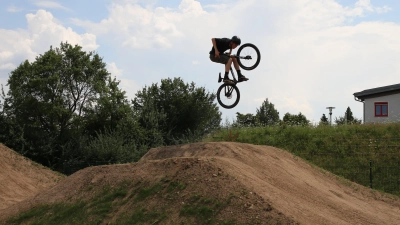 Für Geübte sind Sprünge auf der Dirt-Bike-Strecke in Neuendettelsau möglich. (Foto: Alexander Biernoth)