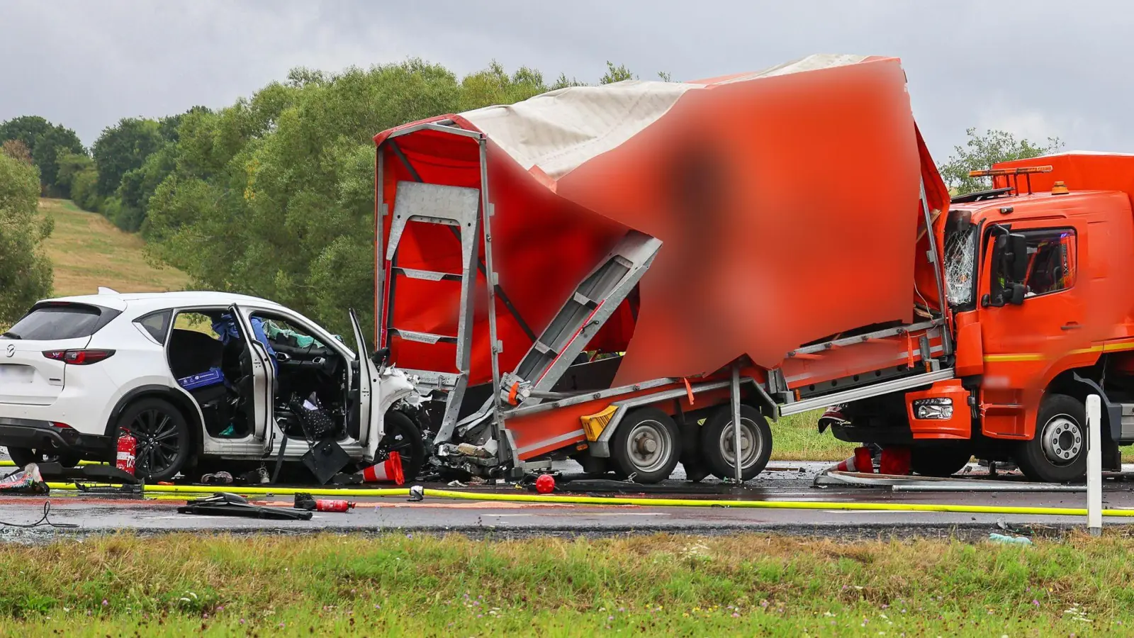 Das Auto stieß gegen den Anhänger, der dann auf den Lastwagen aufgeschoben wurde. (Foto: S.Weber/Fuldamedia/dpa)