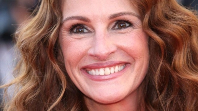 Mit „Pretty Woman“ wurde Julia Roberts vor 35 Jahren zum Weltstar. Die Lacher in dem Film sind sicher gesetzt, etwa wenn Roberts als Vivian beim Dinner die Schnecken „schlüpfrige kleine Scheißerchen“ nennt.(Archivbild) (Foto: Vianney Le Caer/Invision via AP/dpa)