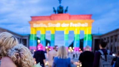 Das Brandenburger Tor wurde nach dem Anschlag in Regenbogenfarben angestrahlt. (Foto: Christoph Soeder/dpa)