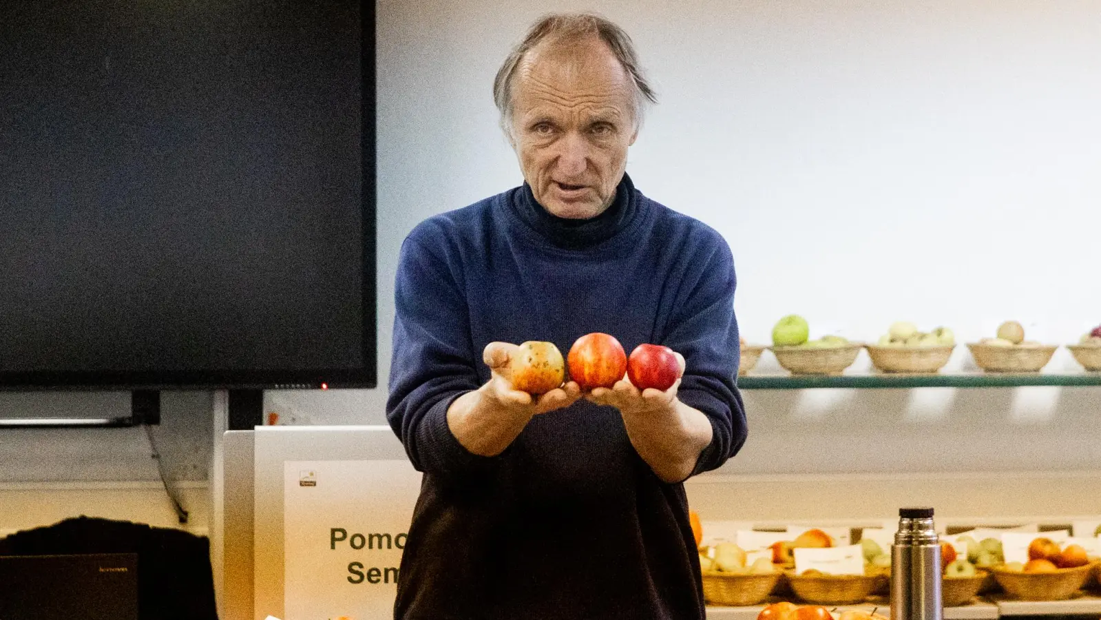 Der Experte Hans-Joachim Bannier zeigt den Teilnehmenden die Erkennungsmerkmale der verschiedenen Sorten. (Foto: Evi Lemberger)