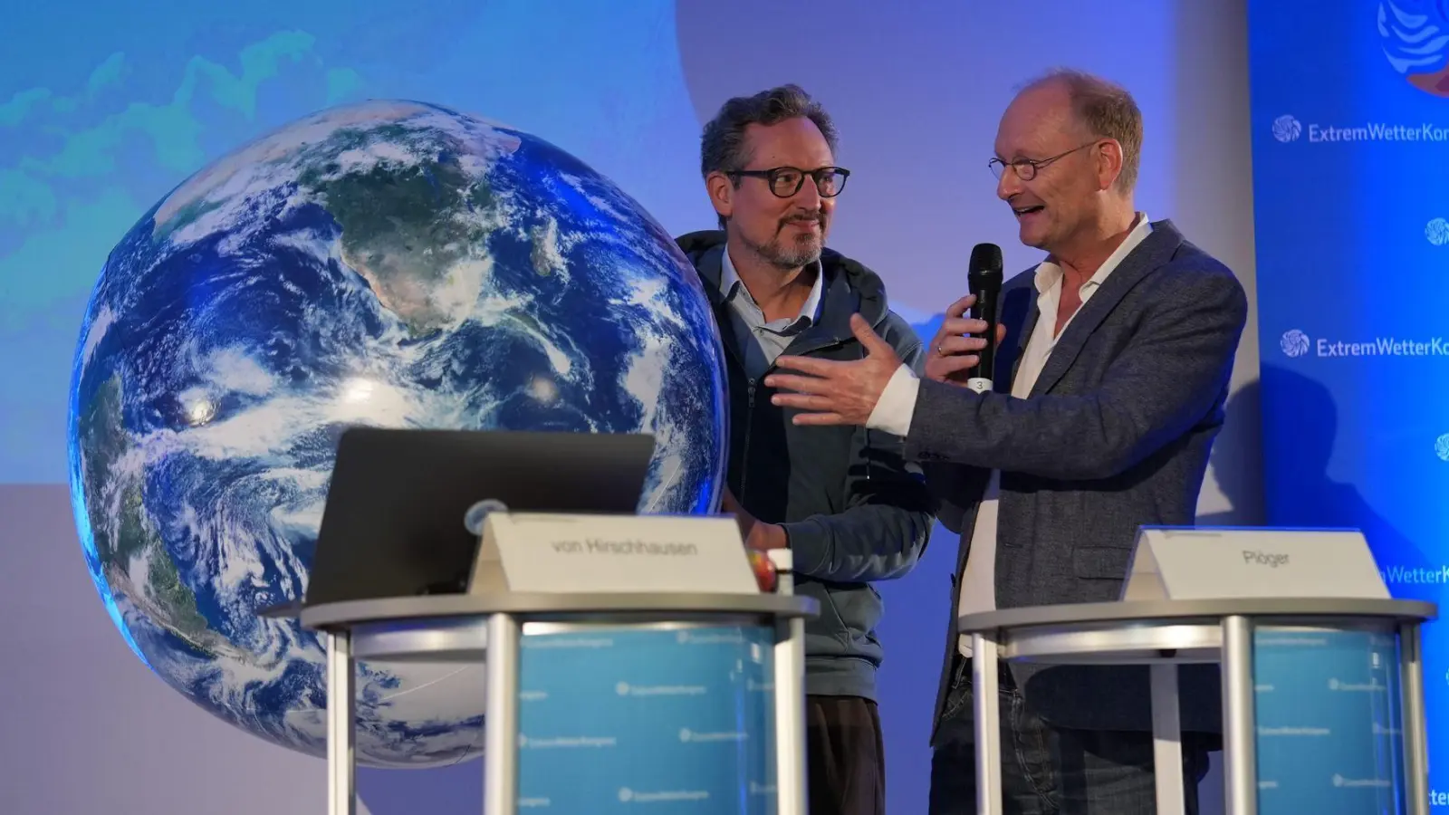 Der Mediziner Eckart von Hirschhausen (l.) warnte vor den Auswirkungen des Klimawandels auf die menschliche Gesundheit. (Foto: Marcus Brandt/dpa)