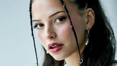 Ein Arzt habe ihr davon abgeraten, auf die Bühne zu gehen, sagte Sängerin Nina Chuba. (Archivbild) (Foto: Britta Pedersen/dpa)