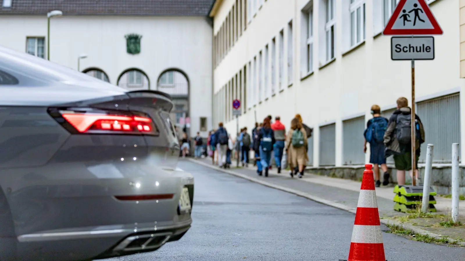 Autoverkehr unmittelbar vor Schultoren - das muss nicht sein, finden viele. (Foto: Christoph Reichwein/dpa)