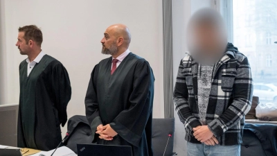 Der 39-Jährige (r) soll seinen Sohn in Rage und weil er ihn laut Anklage „gänzlich ablehnte“, brutal verletzt haben. (Foto: Daniel Vogl/dpa)