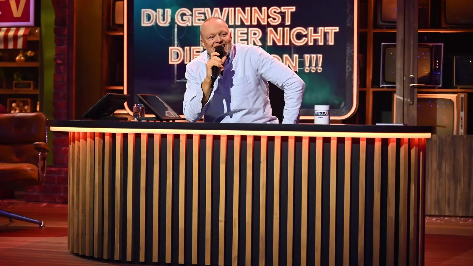 Stefan Raab stellte in der zweiten Folge seiner neuen Show die Rubrik „Raab sitzt” vor. (Foto: Julia Feldhagen/Raab Entertainment/RTL/dpa)