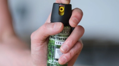 Auf einer Toilette habe der Unbekannte das Pfefferspray versprüht. (Symbolbild) (Foto: Bernd Weißbrod/dpa)