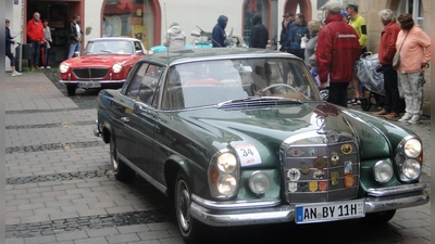 Der Regen hatte aufgehört: Ein wunderschöner Mercedes beim Passieren des Stadthauses. Dahinter folgt ein Fiat-Cabriolet. (Foto: Winfried Vennemann)