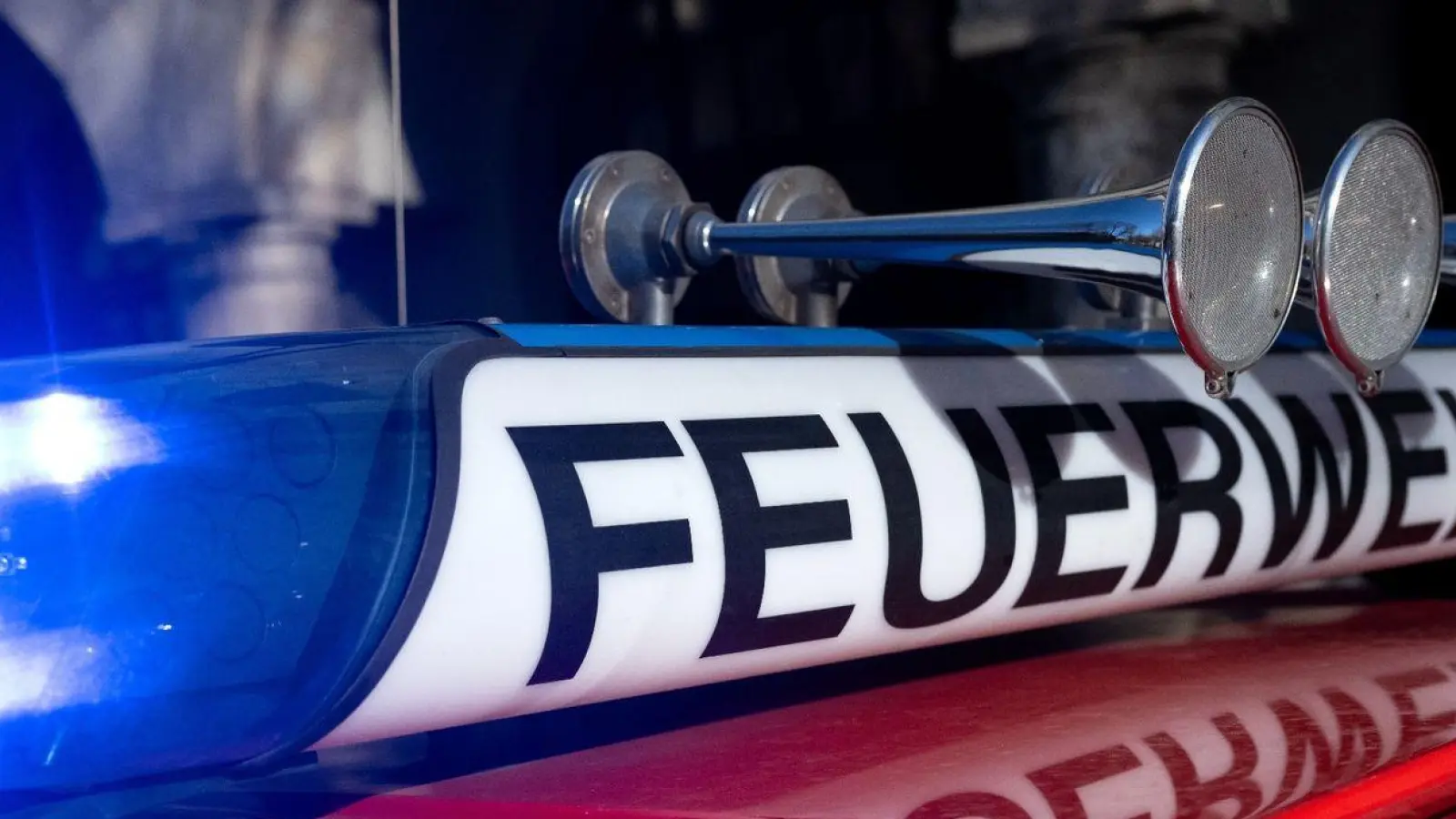 Die Feuerwehren löschten innerhalb weniger Minuten. (Symbolbild: Sven Hoppe/dpa)