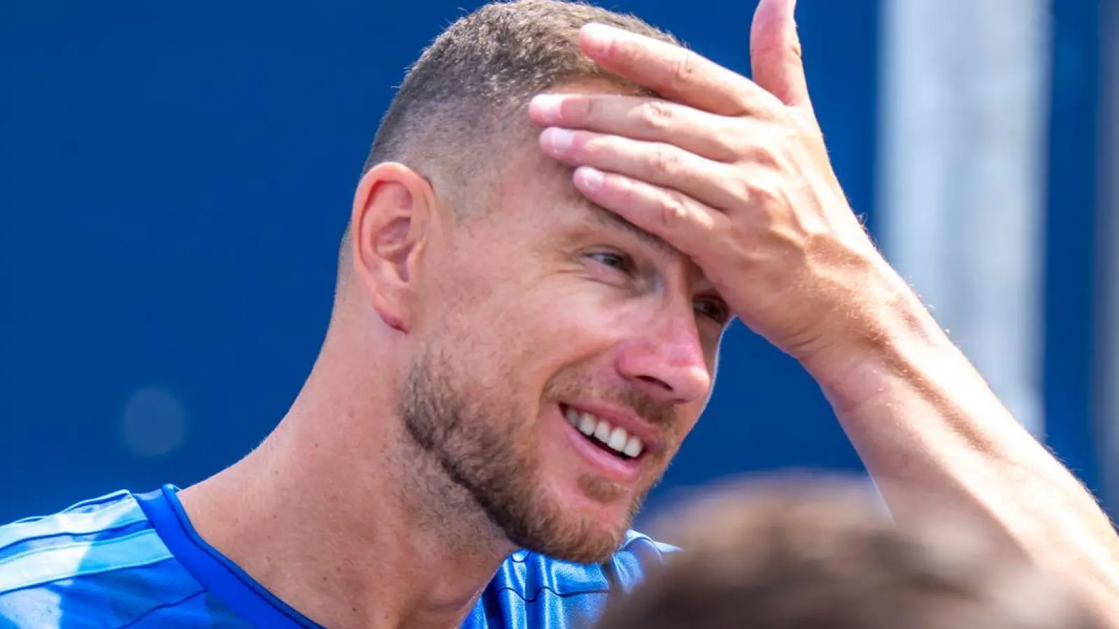 Edin Dzeko will mit 40 Jahren noch einmal in der Bundesliga angreifen. (Archivbild)  (Foto: David Inderlied/dpa)