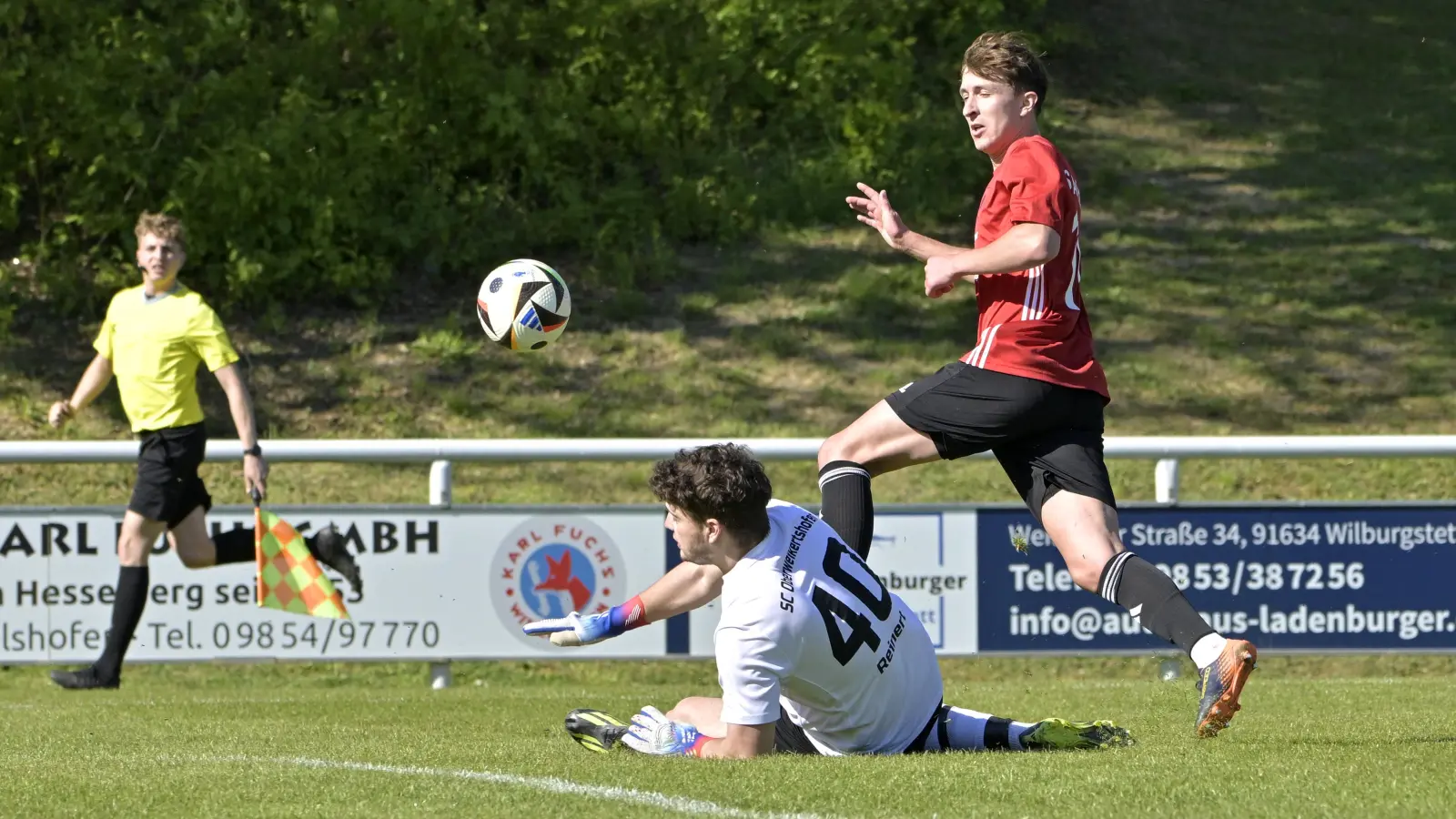 Locker überlupft: SCA-Torschütze Vitus Reichert mit Torwart Elias Reinert (Oberweikertshofen). (Foto: Martin Rügner)