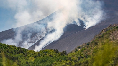 Anfang Juni hatte der Ätna seine feurige Seite gezeigt. (Archivbild) (Foto: Giuseppe Distefano/AP/dpa)