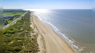Schienen am Strand: Auf 67 Kilometern fährt die Kusttram fast die ganze belgische Küste entlang. (Foto: Visit Flanders/dpa-tmn)