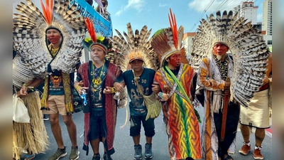 Tausende Indigene und internationale Klimaschützer zogen durchs Zentrum der Millionenstadt Belém. (Foto: Torsten Holtz/dpa)