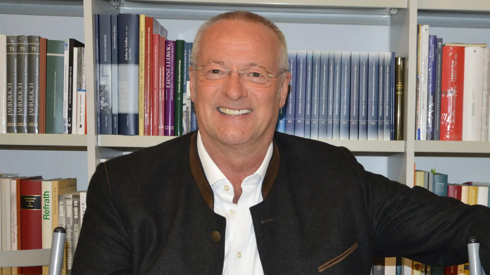 Dr. Hermann Ruttmann beim Redaktionsgespräch: Der Theologe, Immobilienentwickler und ehemalige Landratskandidat wird künftig wieder als Pfarrer wirken – unter anderem in Altershausen.  (Foto: Patrick Lauer)