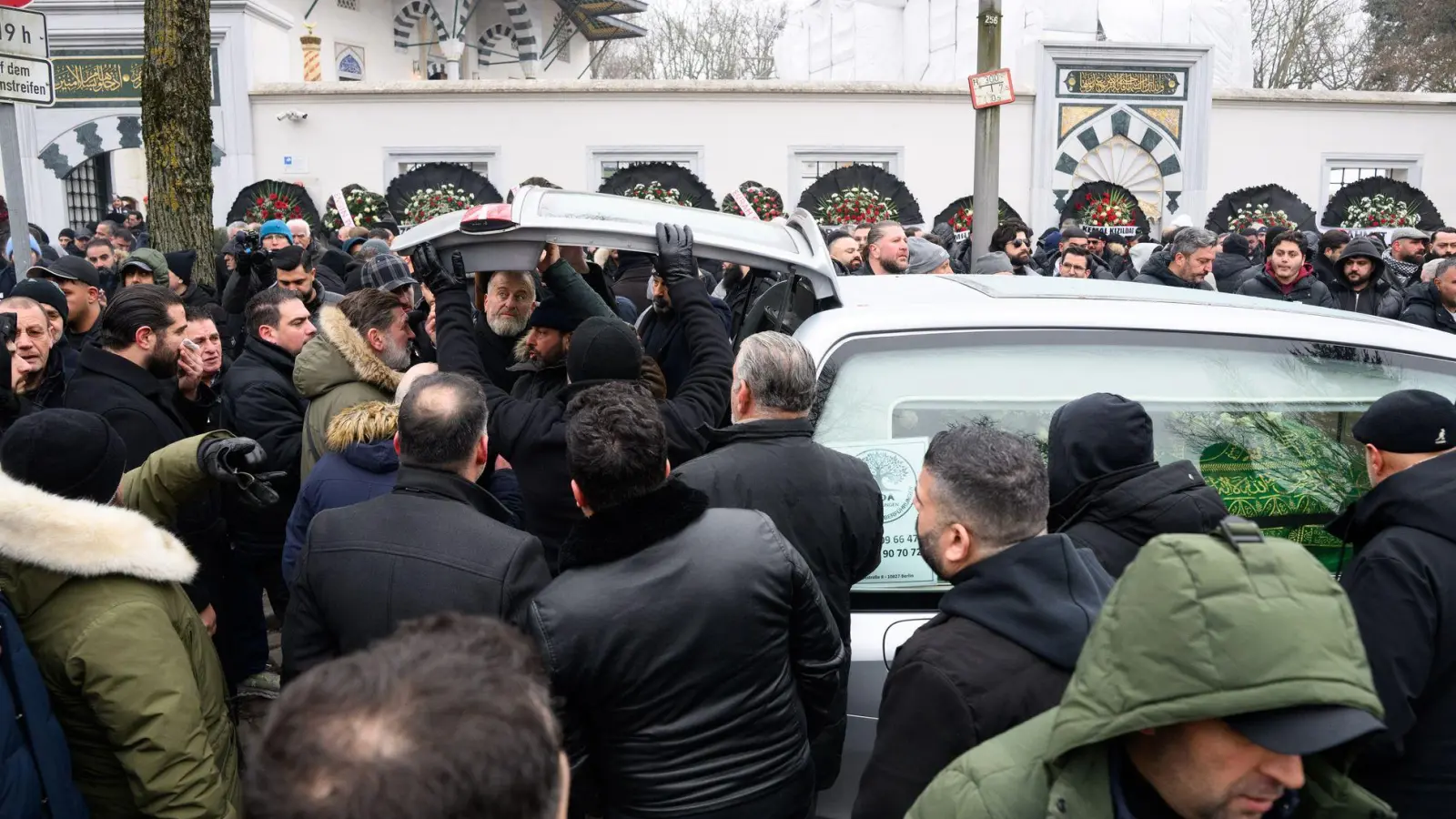 Ein Sarg wird nach dem Trauergebet vor der Beerdigung eines 62-Jährigen vor der Neuköllner Sehitlik-Moschee in einen Leichenwagen verladen.  (Foto: Bernd von Jutrczenka/dpa)