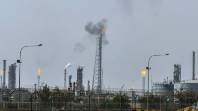 Kuwaits Staatsagentur Kuna hat iranische Angriffe auf einen „bedeutenden“ Standort des Ölsektors gemeldet - ohne dabei genauere Details zu nennen. (Symbolbild)  (Foto: Uncredited/AP/dpa)