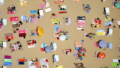 Nicht jeder Urlauber bekommt von seinem Arbeitgeber Urlaubsgeld. Aber wenn doch, kann die Zahlweise einen Unterschied für die Besteuerung machen. (Foto: Ralf Hirschberger/dpa-Zentralbild/dpa)
