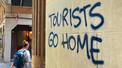 „Tourists Go Home“: Die Botschaft an einer Wand im Künstlerviertel Vila de Gràcia in Barcelona ist eindeutig. (Foto: Emilio Rappold/dpa/dpa-tmn)