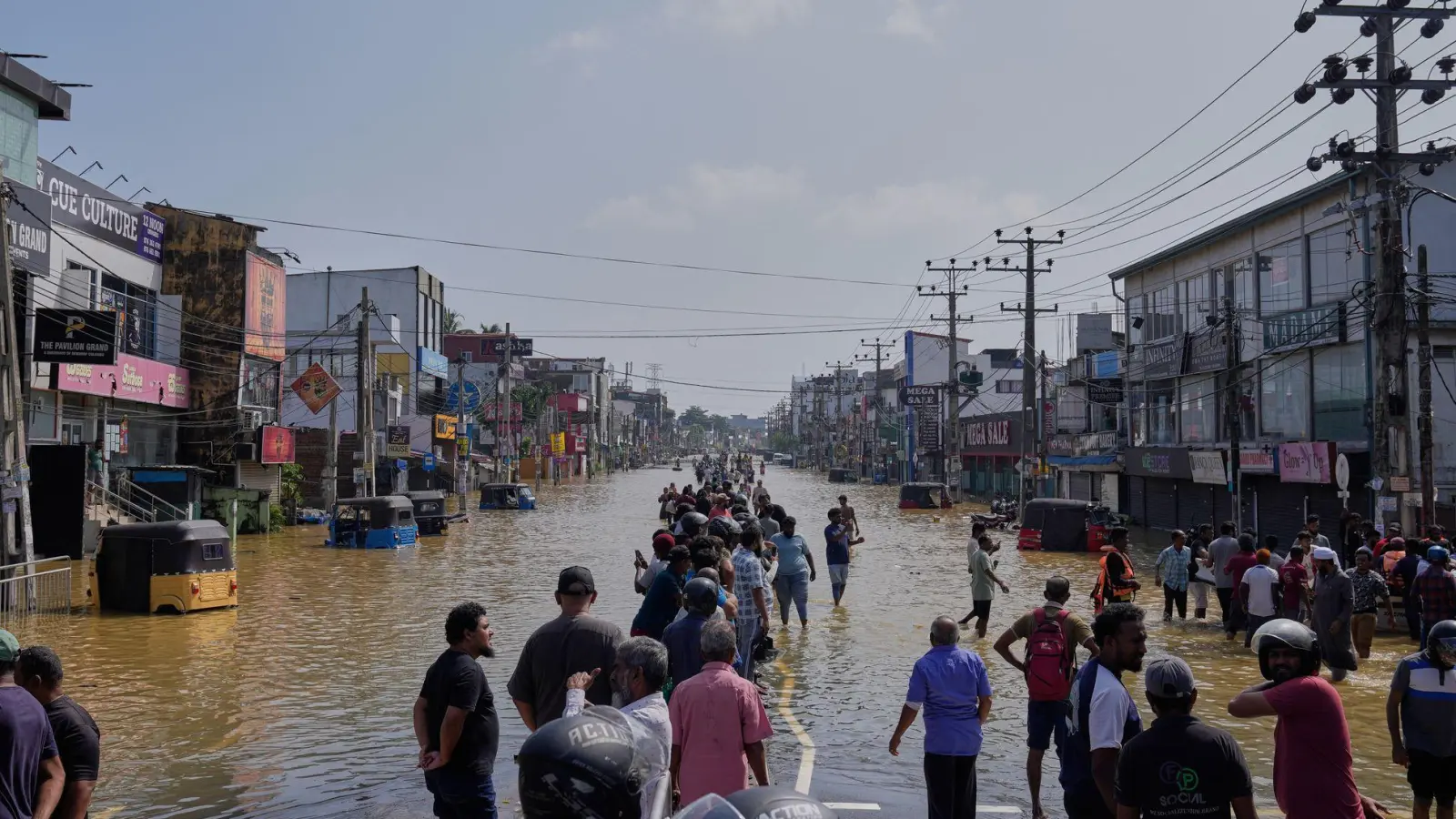 Nach Zyklon „Ditwah“ steht Sri Lanka unter Wasser. (Foto: Eranga Jayawardena/AP/dpa)