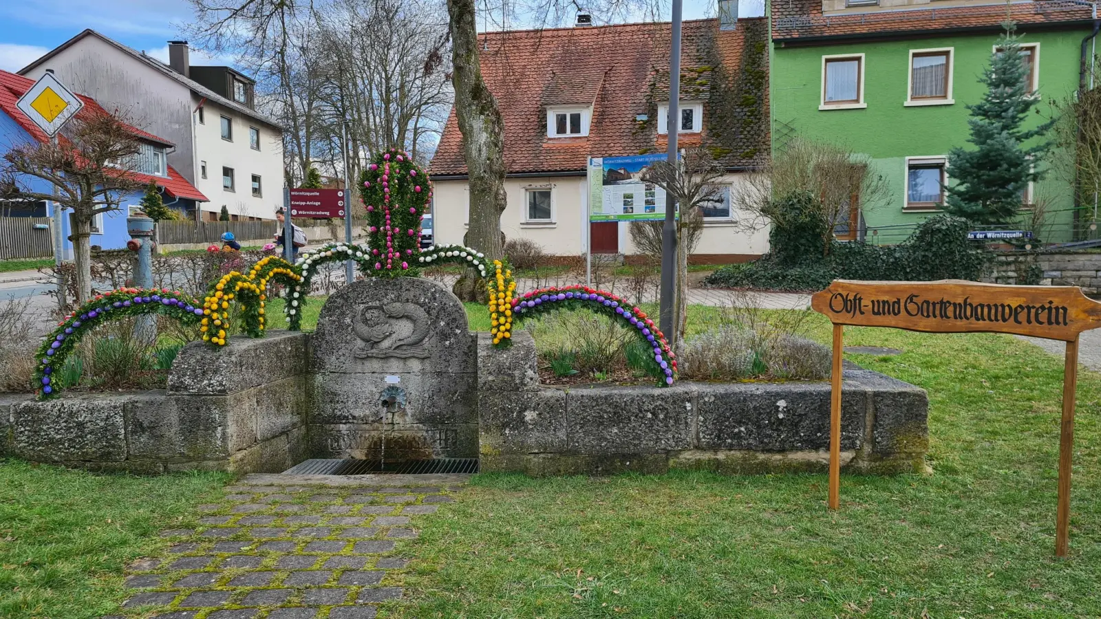 Österlich geschmückt wurde auch die Wörnitzquelle in Schillingsfürst. Aktive des Obst- und Gartenbauvereins hatten sich darum gekümmert. Jüngste Helferin war ein fünfjähriges Mädchen. (Foto: Dr. Steffen Triebe)