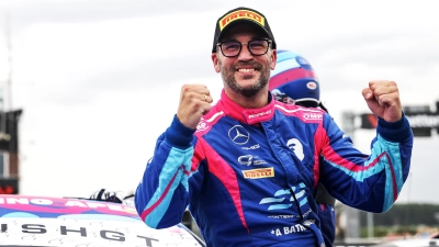 Während Teamkollege Kevin Tse im Hintergrund noch den Helm abnimmt, zeigt sich Maximilian Götz nach dem 2. Rennen schon mal in Siegerpose. (Foto: JEP)