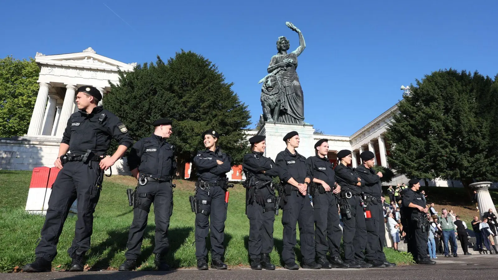 Die Polizei ist auf dem Oktoberfest mit starken Kräften im Einsatz.  (Foto: Karl-Josef Hildenbrand/dpa)