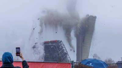 Mit 600 Kilogramm Sprengstoff wurde der alte Schornstein zu Fall gebracht. (Foto: David Ebener/dpa)