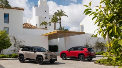 Attraktives Angebot im Kompakt-SUV-Segment: Der neue RAV4 startet bei 43.990 Euro und bietet bis zu 309 PS Systemleistung. (Foto: Toyota/dpa-tmn)