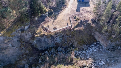 Den ehemaligen Steinbruch in die KZ-Gedenkstätte Flossenbürg zu integrieren und die Gedenkstätte somit weiterzuentwickeln, ist eine der Maßnahmen zur Stärkung der Erinnerungskultur in Bayern. (Archivbild) (Foto: Armin Weigel/dpa)