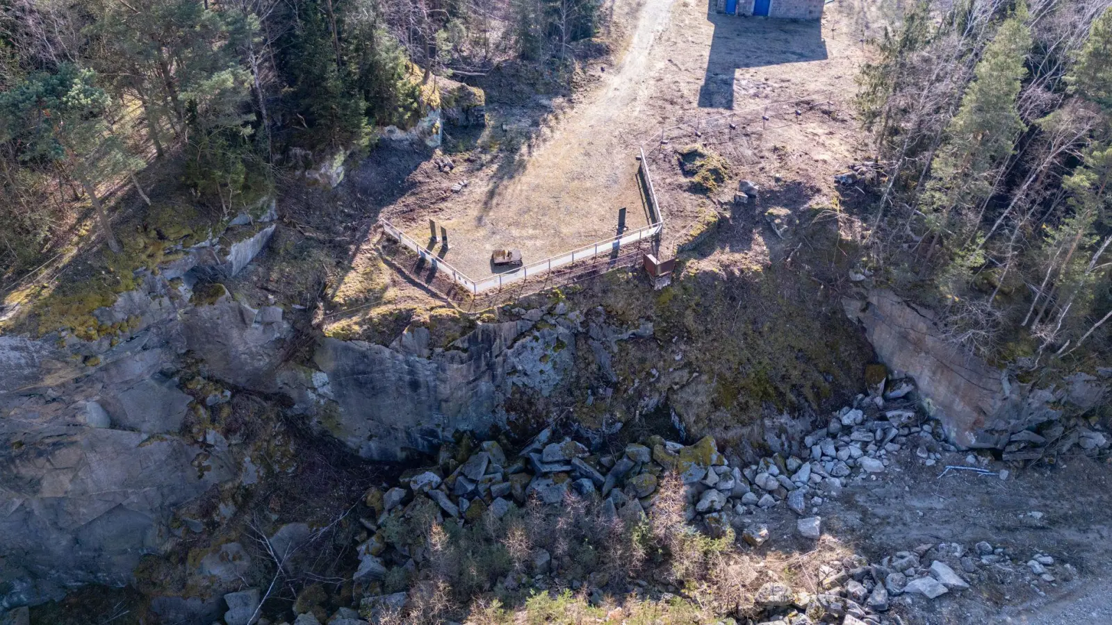 Den ehemaligen Steinbruch in die KZ-Gedenkstätte Flossenbürg zu integrieren und die Gedenkstätte somit weiterzuentwickeln, ist eine der Maßnahmen zur Stärkung der Erinnerungskultur in Bayern. (Archivbild) (Foto: Armin Weigel/dpa)