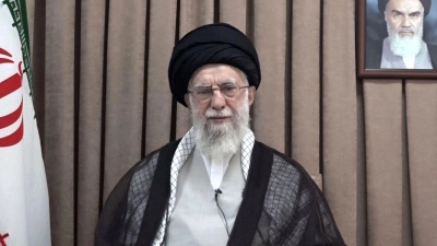 Der iranische Revolutionsführer Ali Chamenei hat in einer Ansprache die Forderung nach einer Kapitulation zurückgewiesen. (Foto: -/Office of the Iranian Supreme Leader via AP/dpa)
