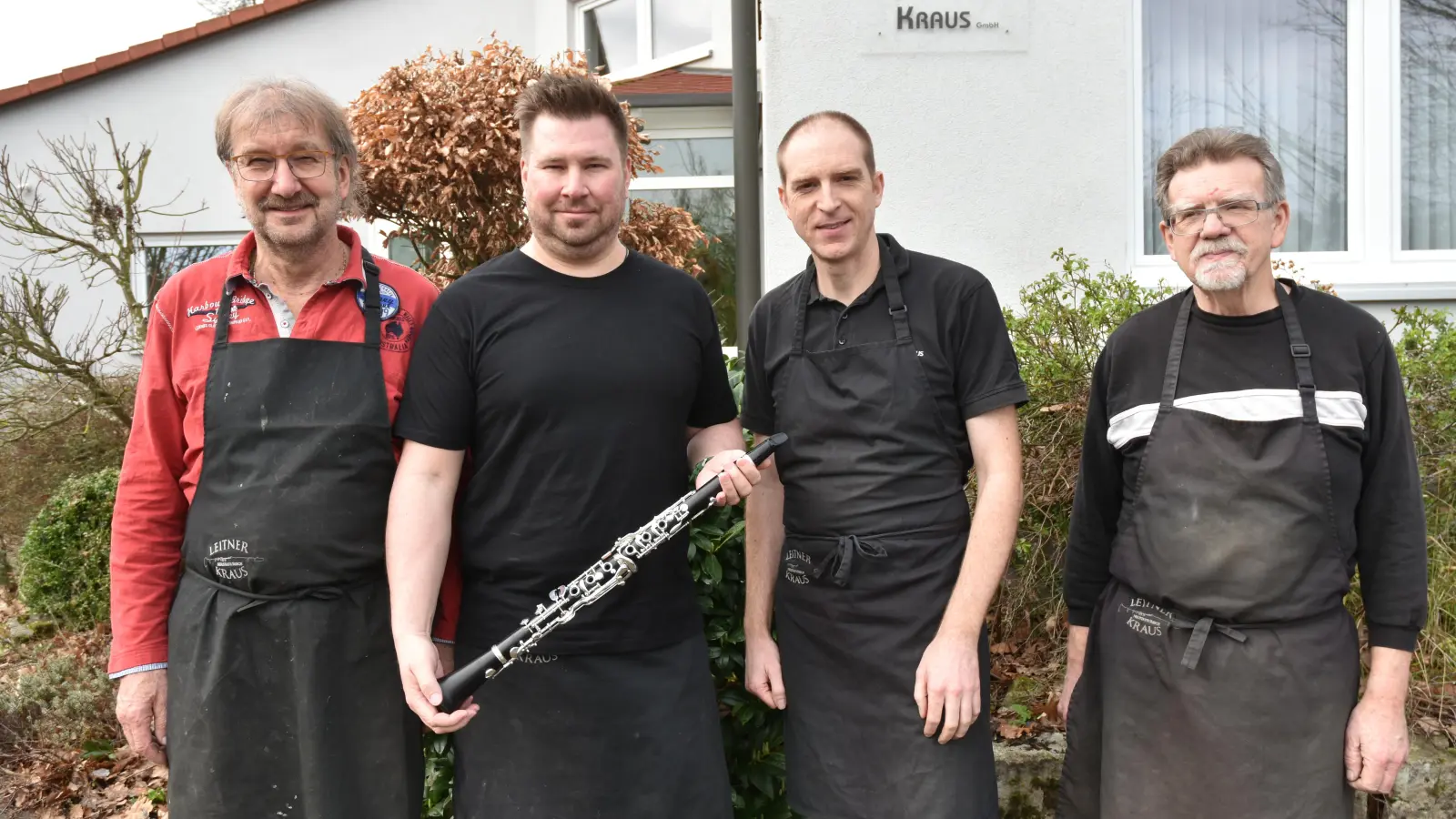 Die Neustädter Holzblasinstrumentenbauer mit ihrer siegreichen Klarinette (von links): Wolfgang Kraus, Andreas Kraus, Jochen Leitner und Josef Leitner. (Foto: Anita Dlugoß)