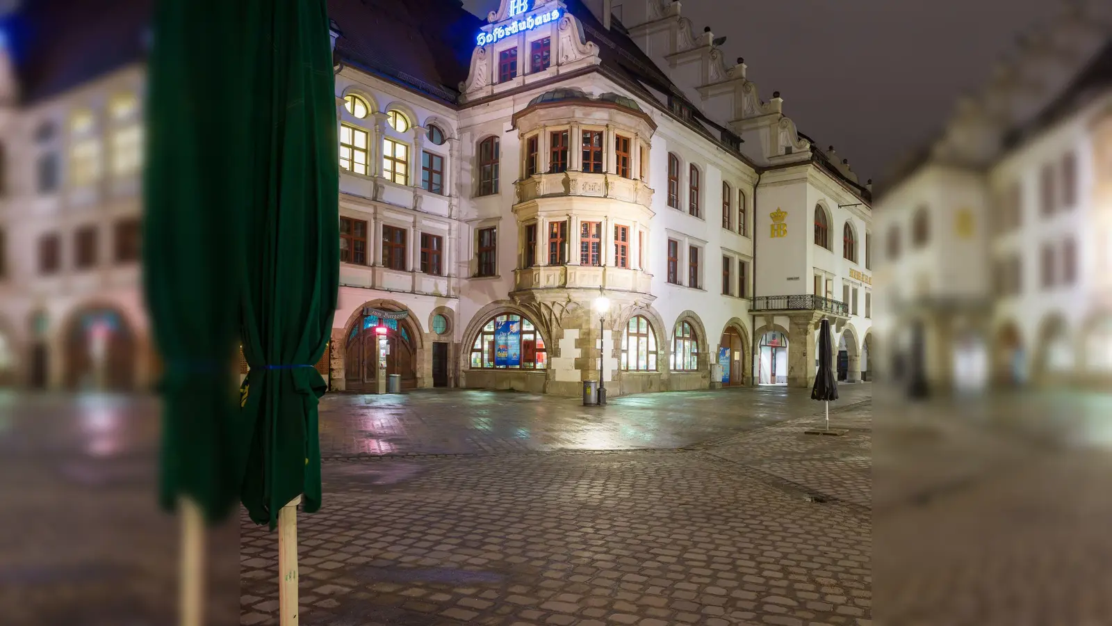 Das Münchner Hofbräuhaus ist Bayerns bekanntestes Wirtshaus. Die Gastronomie insgesamt kämpft in der anhaltenden Wirtschaftskrise mit sinkenden Umsätzen. (Foto: Illustration) (Foto: Peter Kneffel/dpa)