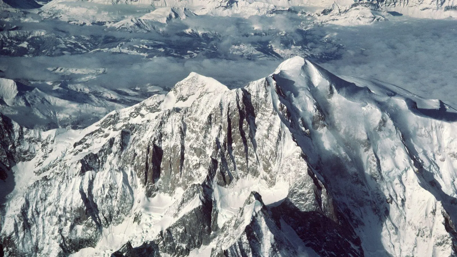 Am Montblanc-Gebirge in den Westalpen sind durch eine Lawine mindestens vier Menschen gestorben (Archivbild). (Foto: picture alliance / dpa)