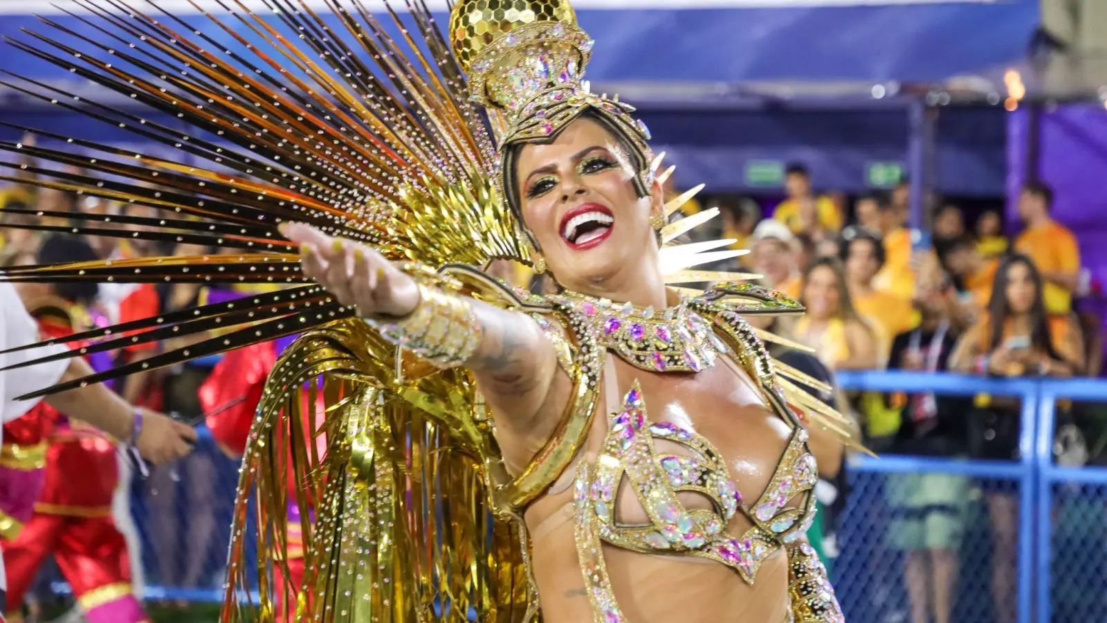 Komplett in gold: Jaqueline Maia von der Sambaschule Estacio de Sa tritt während der Karnevalsparade auf. (Foto: William Volcov/ZUMA Press Wire/dpa)