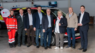 Vor dem Start des neuen Rettungseinsatzfahrzeugs trafen sich (von links) Notfallsanitäterin Constanze Decker, Rettungsdienst-Leiter Wolfgang Decker, BRK-Kreisgeschäftsführer Christian Bernhard, die Landtagsabgeordneten Andreas Schalk und Helmut Schnotz, BRK-Kreisvorsitzende Anna Maria Wöhl, Thomas Müller vom ZRF und der ZRF-Vorsitzende, Landrat Dr. Jürgen Ludwig, beim Roten Kreuz in Ansbach. (Foto: BRK/Florian Eichinger)