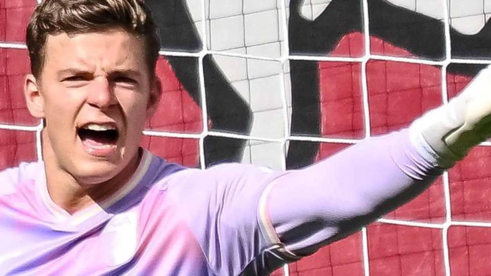 Erst nach Bremen, dann zur Nationalmannschaft: Augsburg-Keeper Finn Dahmen. (Archivbild) (Foto: Harry Langer/dpa)