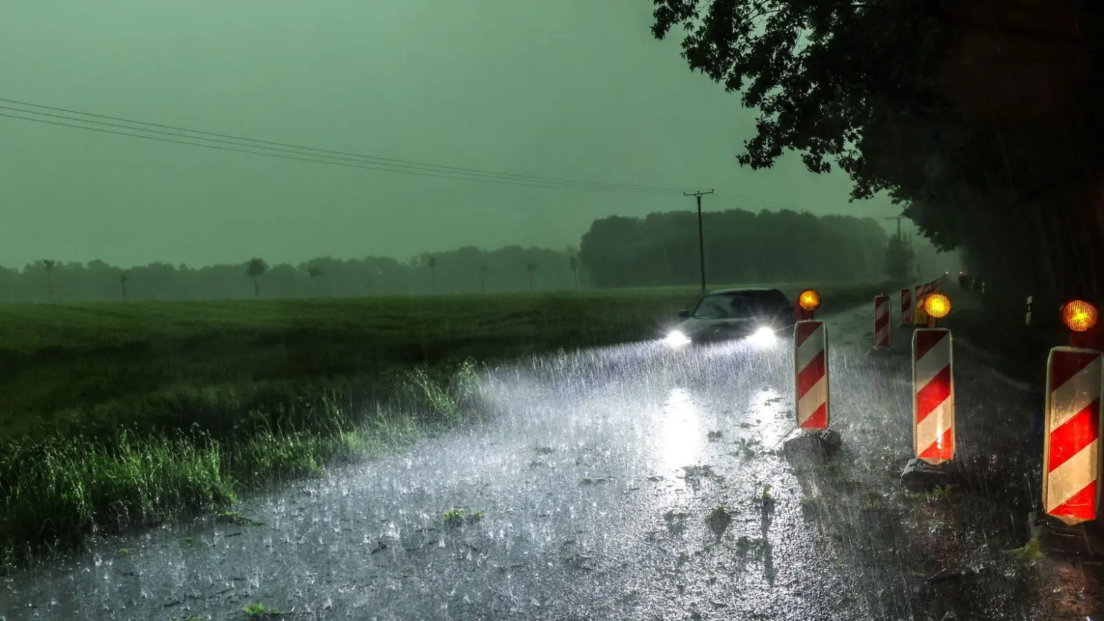 Wegen einer Gewitterfront gelten Unwetterwarnungen im Westen Deutschlands. (Foto: David Ebener/dpa)