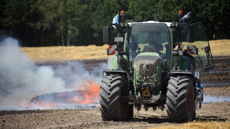 Mit Grubbern sorgten Landwirte bei dem Feldbrand bei Anfelden für Schneisen und schnitten so dem Feuer das Futter ab. (Foto: News5 / Markus Zahn)