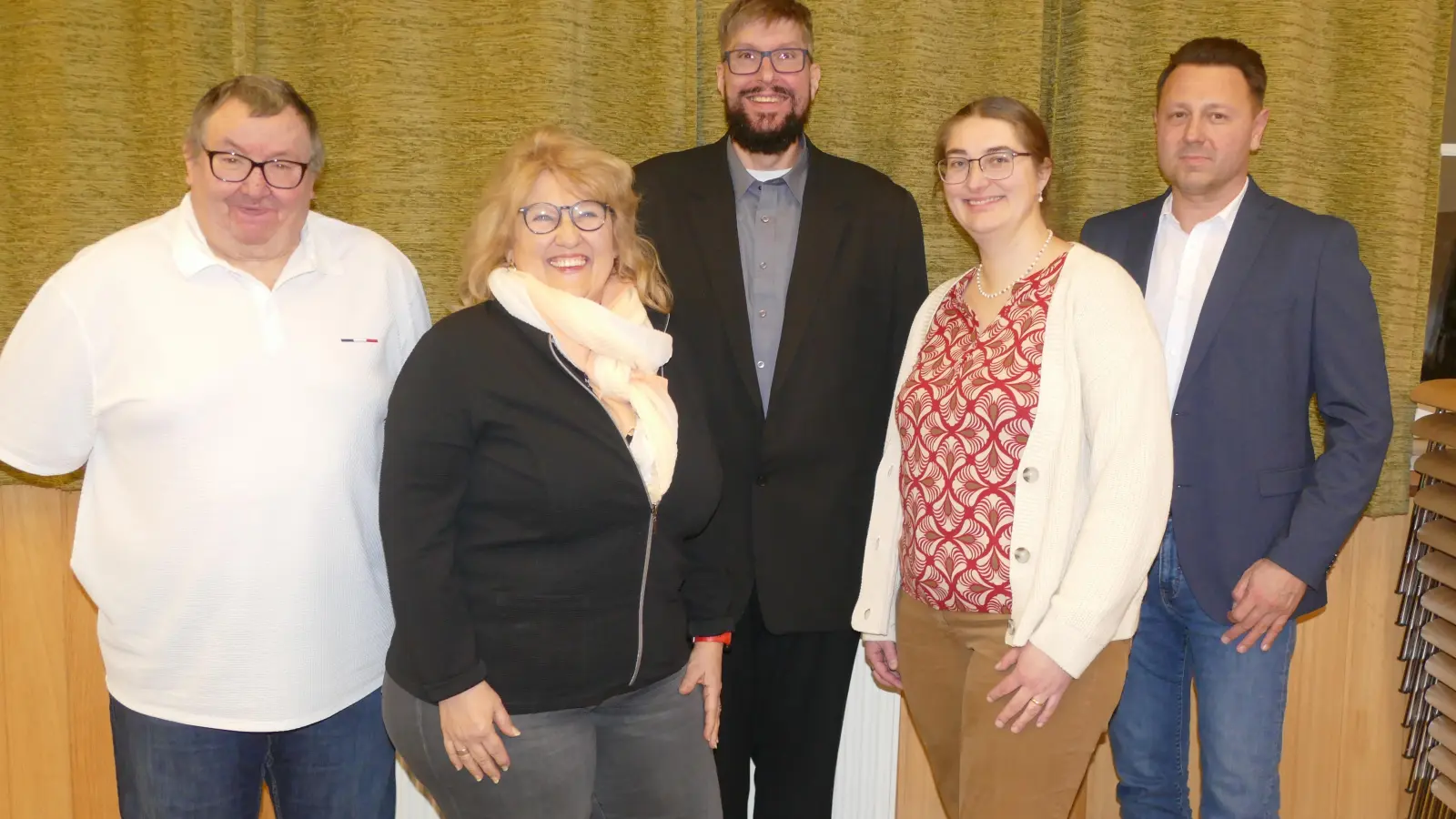 Detlef Kugler, Karin Wagner, Dirk Schuster, Kyra van Straalen und Jens Schönamsgruber (von links) wollen für die Freien Wähler in den Illesheimer Gemeinderat einziehen. (Foto: Helmut Meixner)