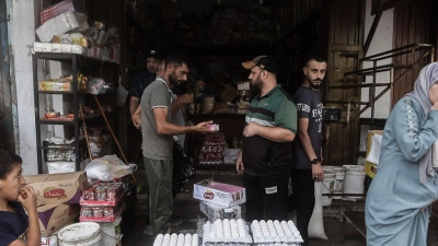 Menschen kaufen auf einem Markt im Gazastreifen Lebensmittel ein. Nach acht Monaten Krieg liegt die Arbeitslosigkeit im Gazastreifen nach einer neuen Analyse bei 79,1 Prozent. (Foto: Mohammed Talatene/dpa)